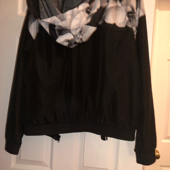 Floral black and white windbreaker - Picture 5 of 6